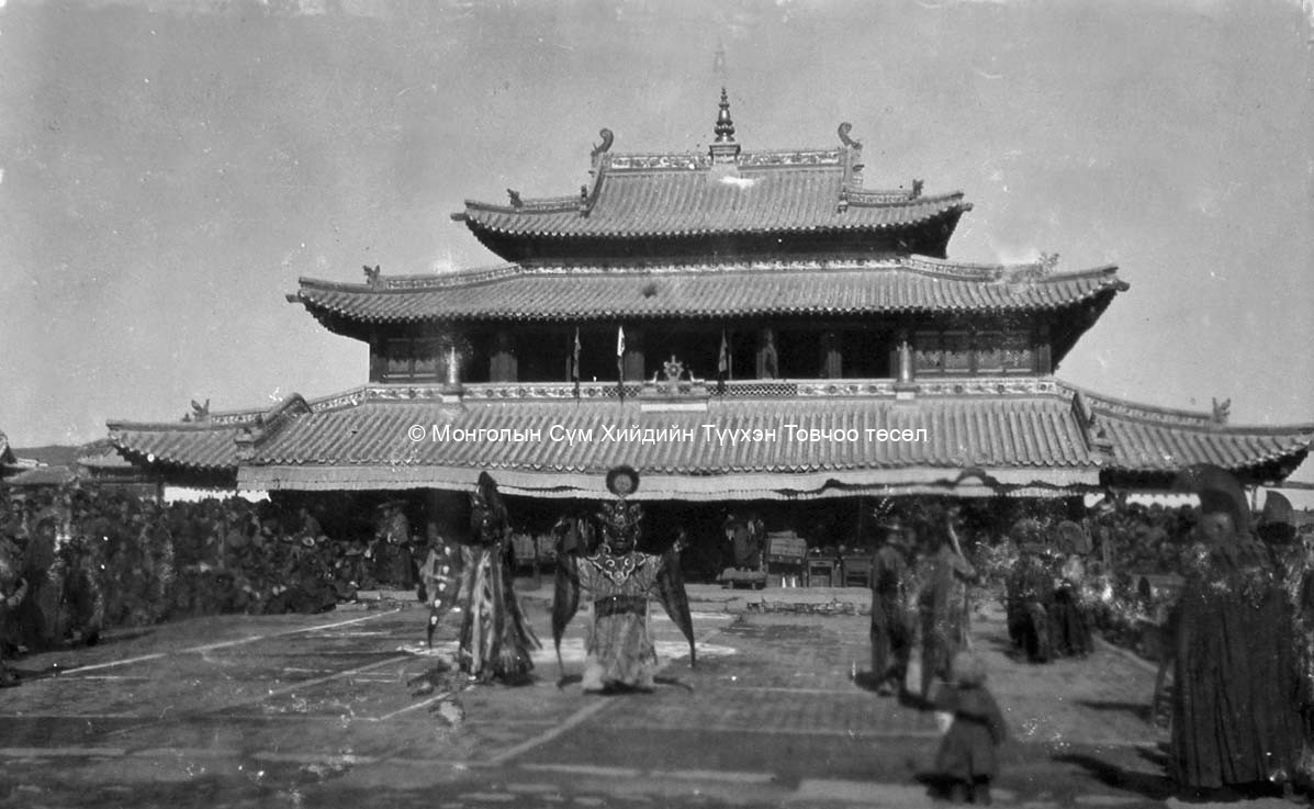 Tsam dance in front of the main assembly hall. DSCN0409